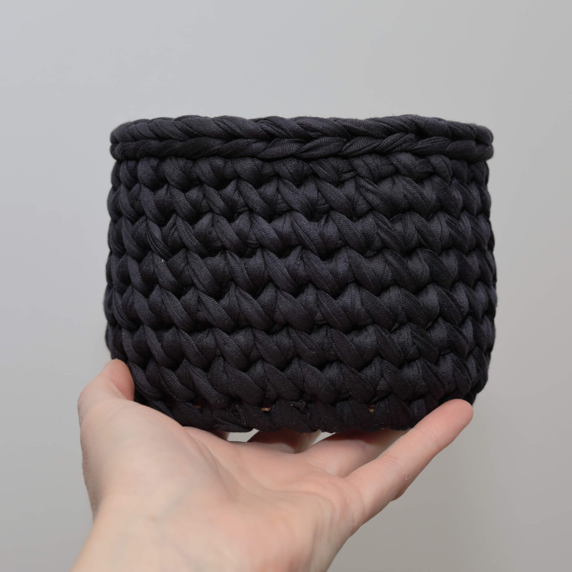 Tmavo modrý oválny háčkovaný košík z recyklovanej tričkovlny.