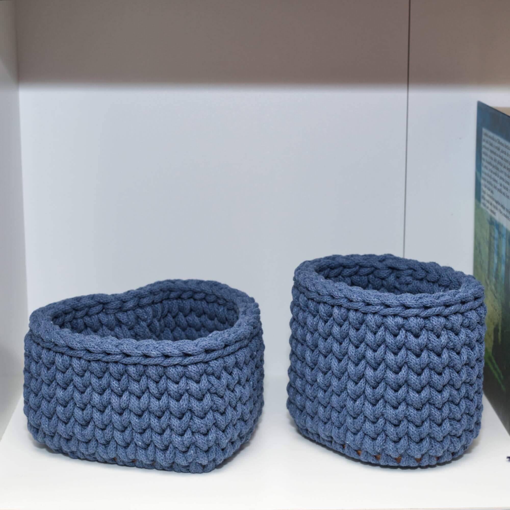 Modré háčkované košíky v tvare srdca alebo oválu z recyklovanej bavlnenej priadze.