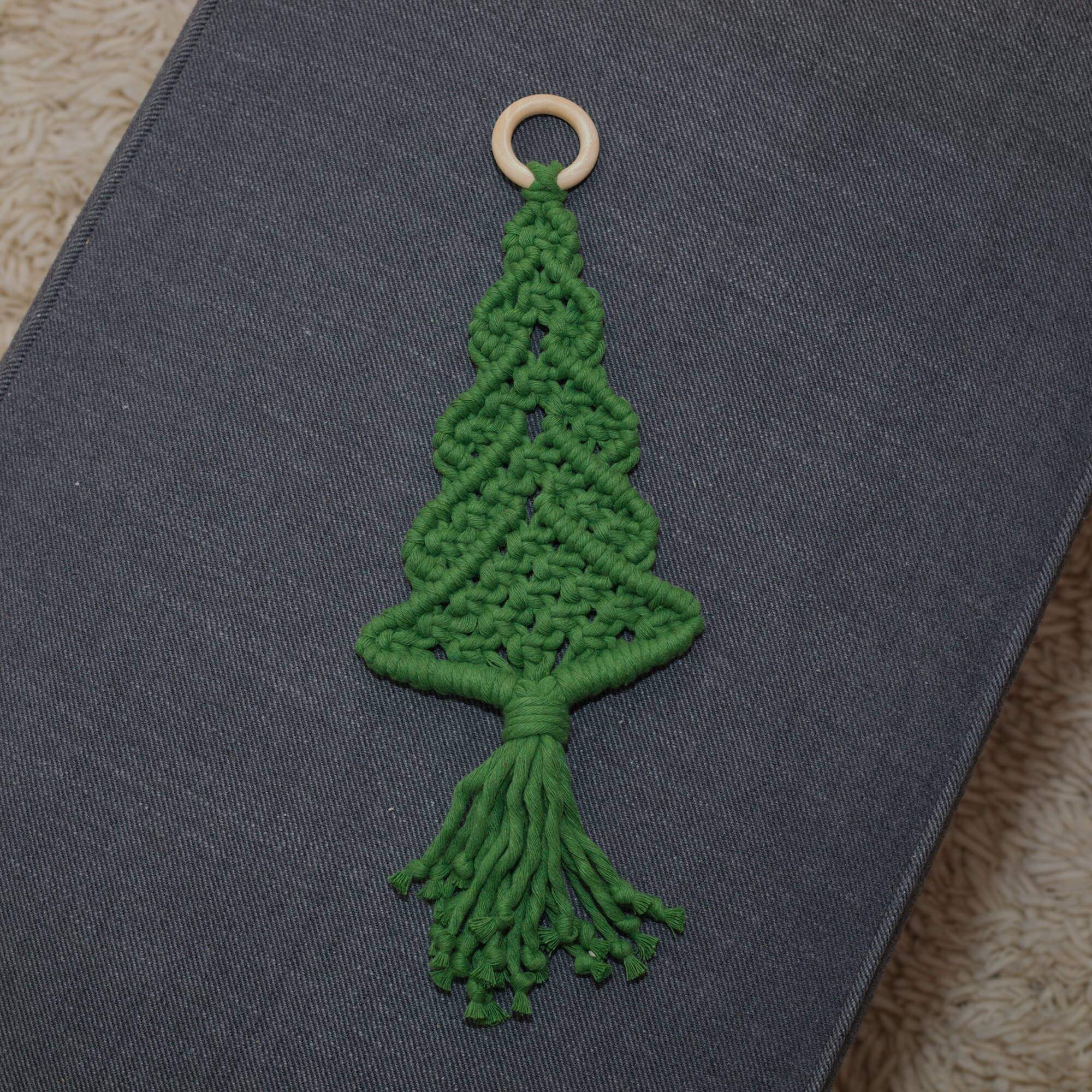 Malý zelený macrame vianočný stromček.