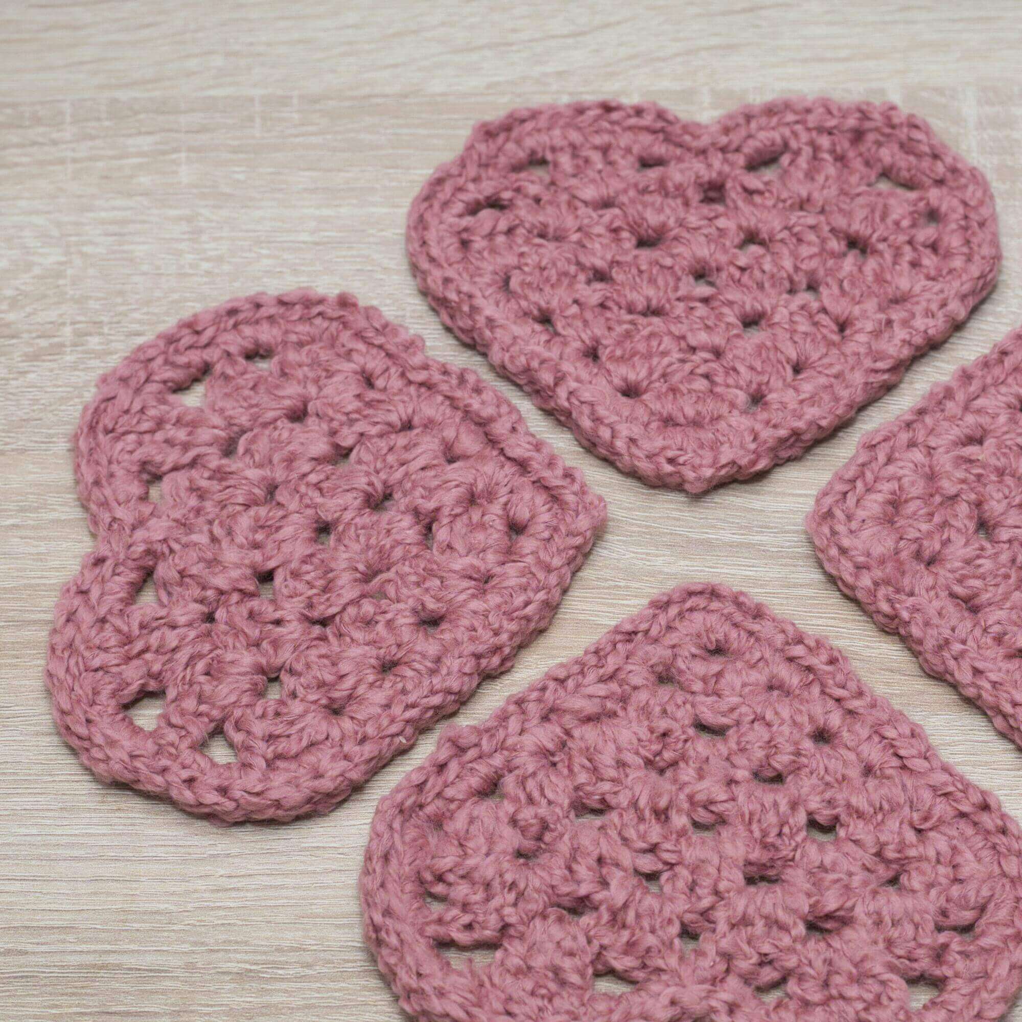 Ružové háčkované podšálky v tvare srdca zo 100% bavlny.