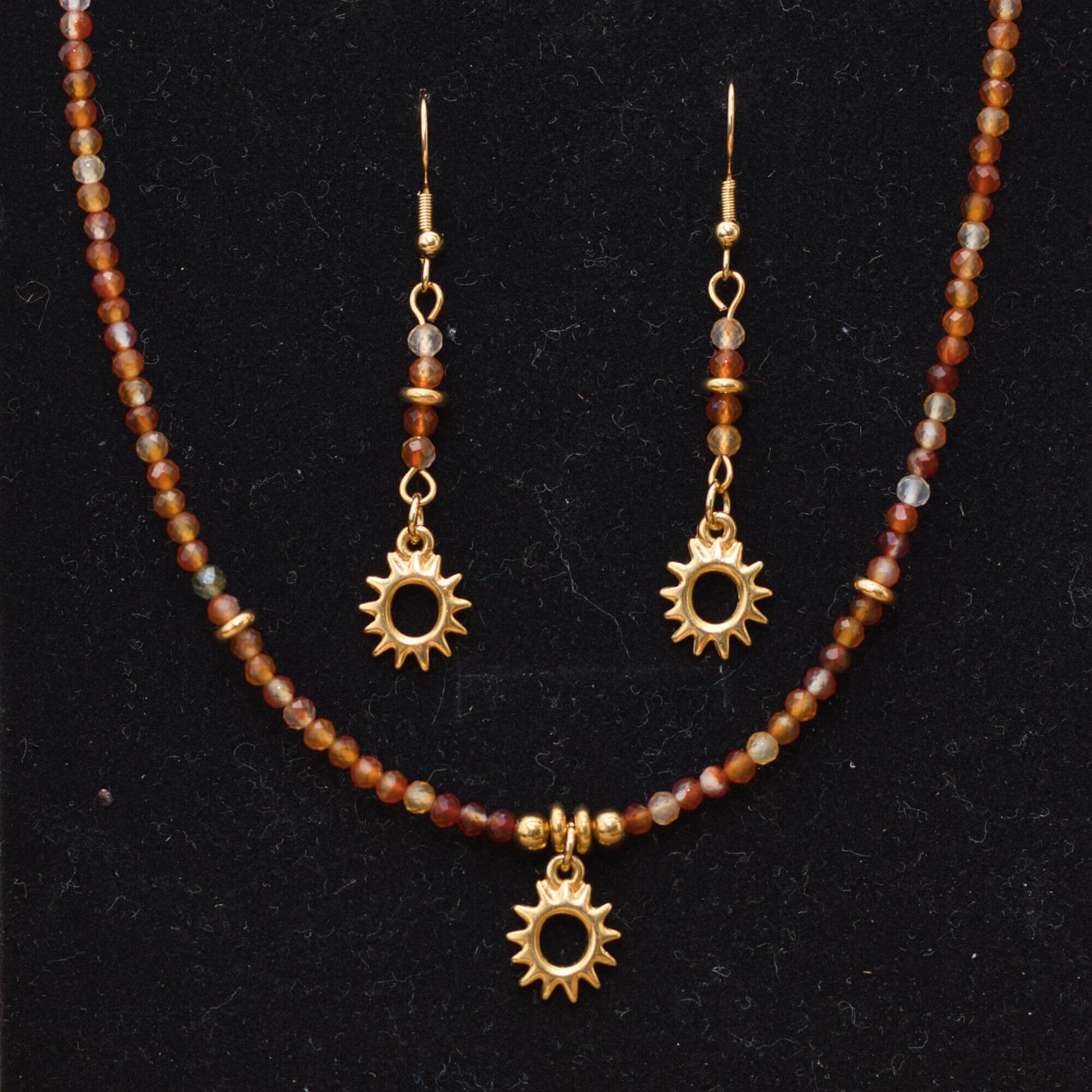 Unikátny náhrdelník a náušnice, ktoré spájajú krásu karneolu a pozlátené komponenty značky TierraCast v podobe slnka.