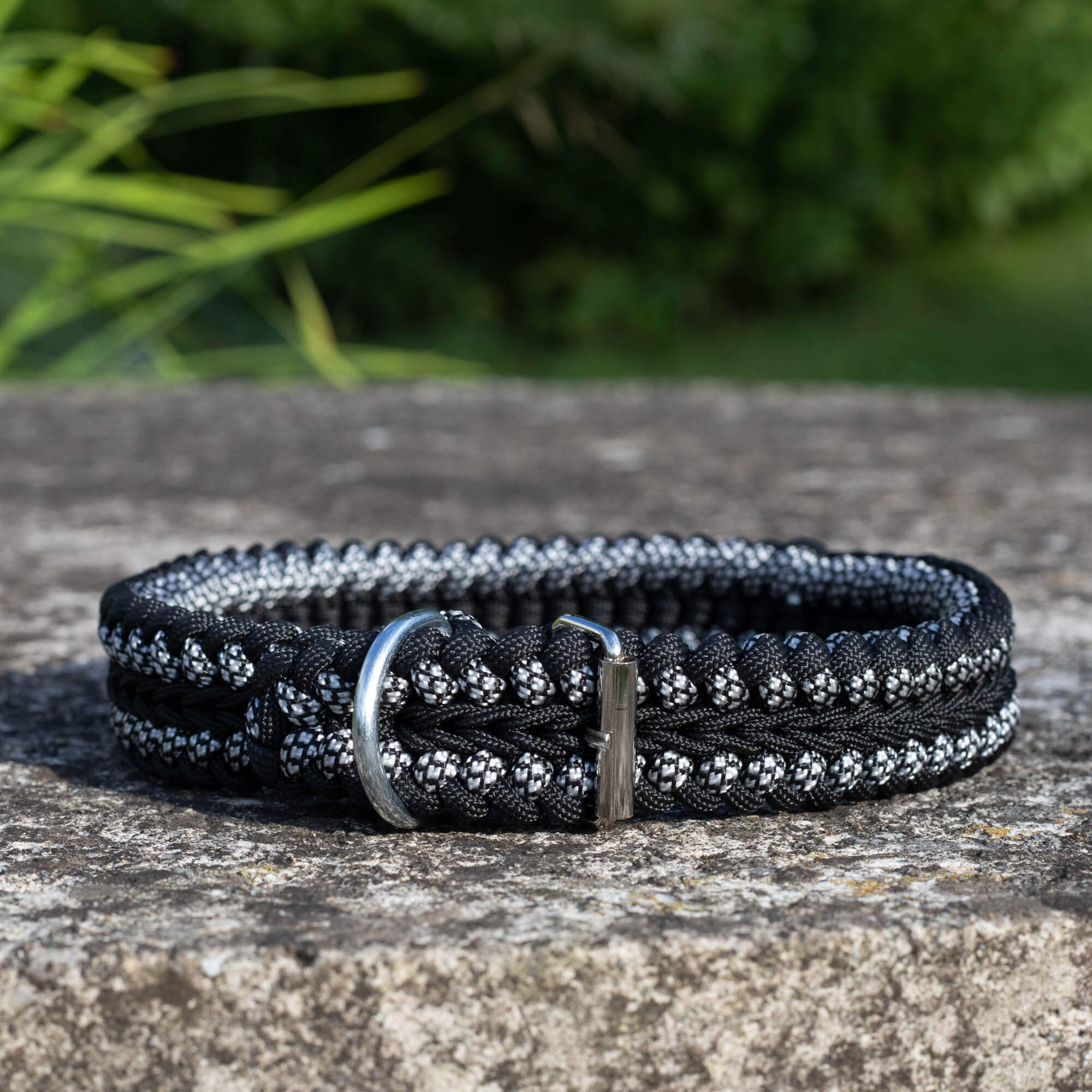 Nastaviteľný čierno biely paracord obojok.