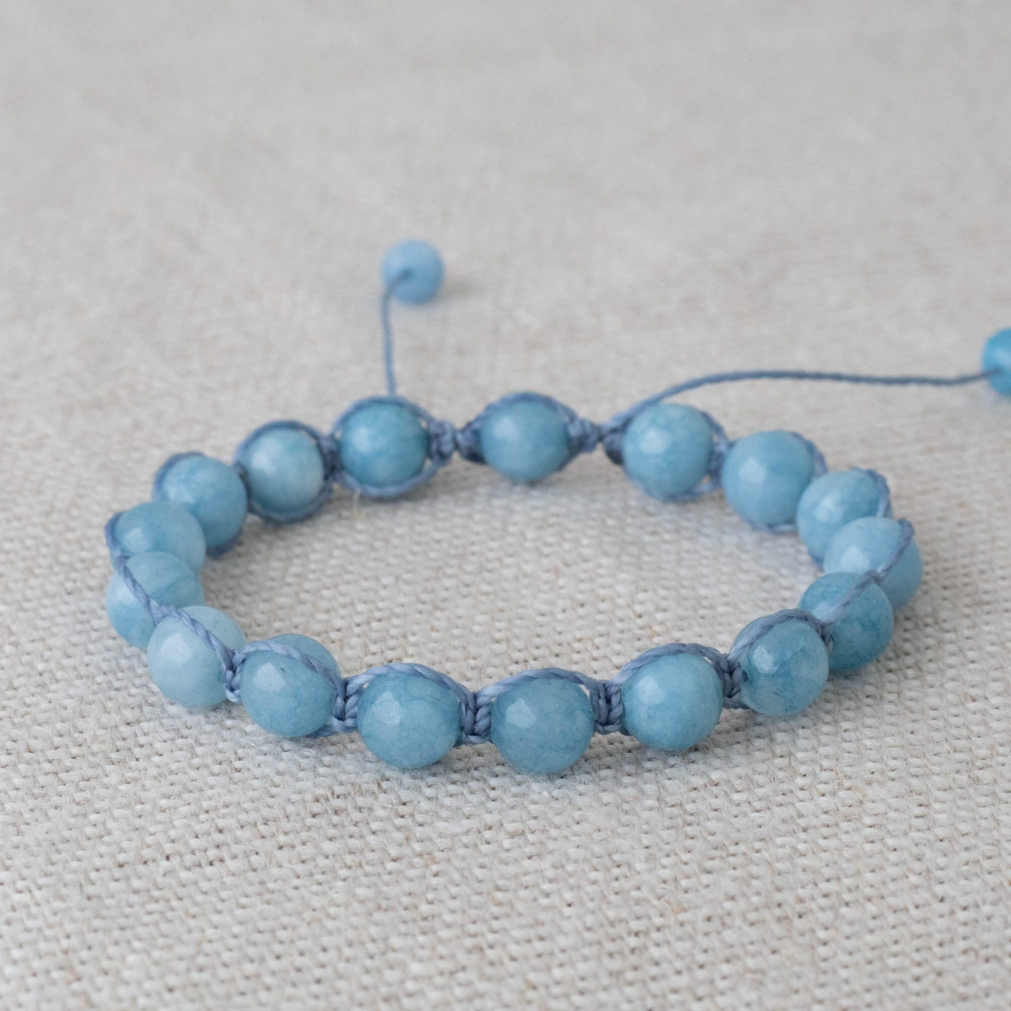 Modrý unisex shamballa náramok z akvamarínu a voskovanej šnúrky.