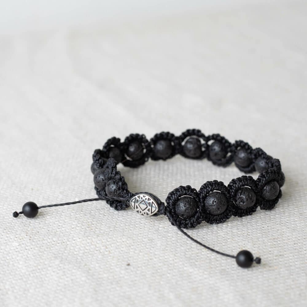 čiery lávový macrame náramok