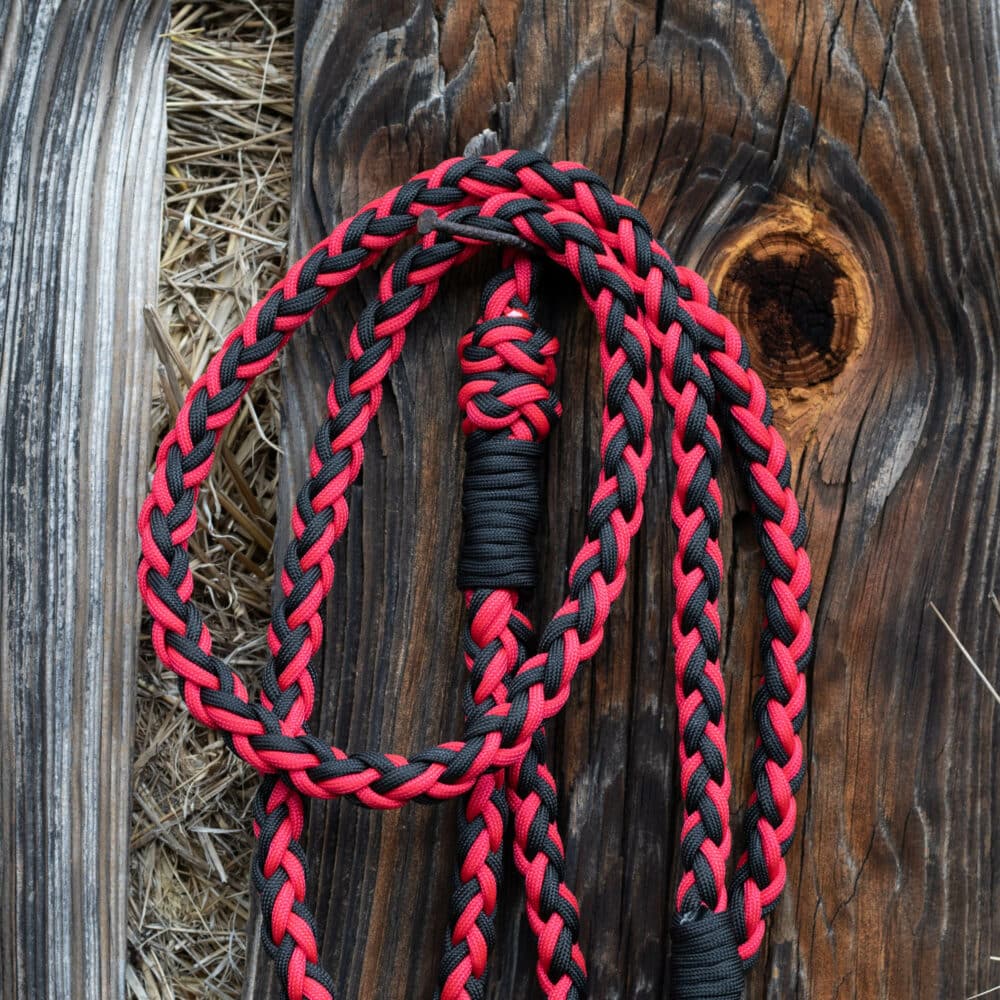 Červeno čierne paracord vodítko.