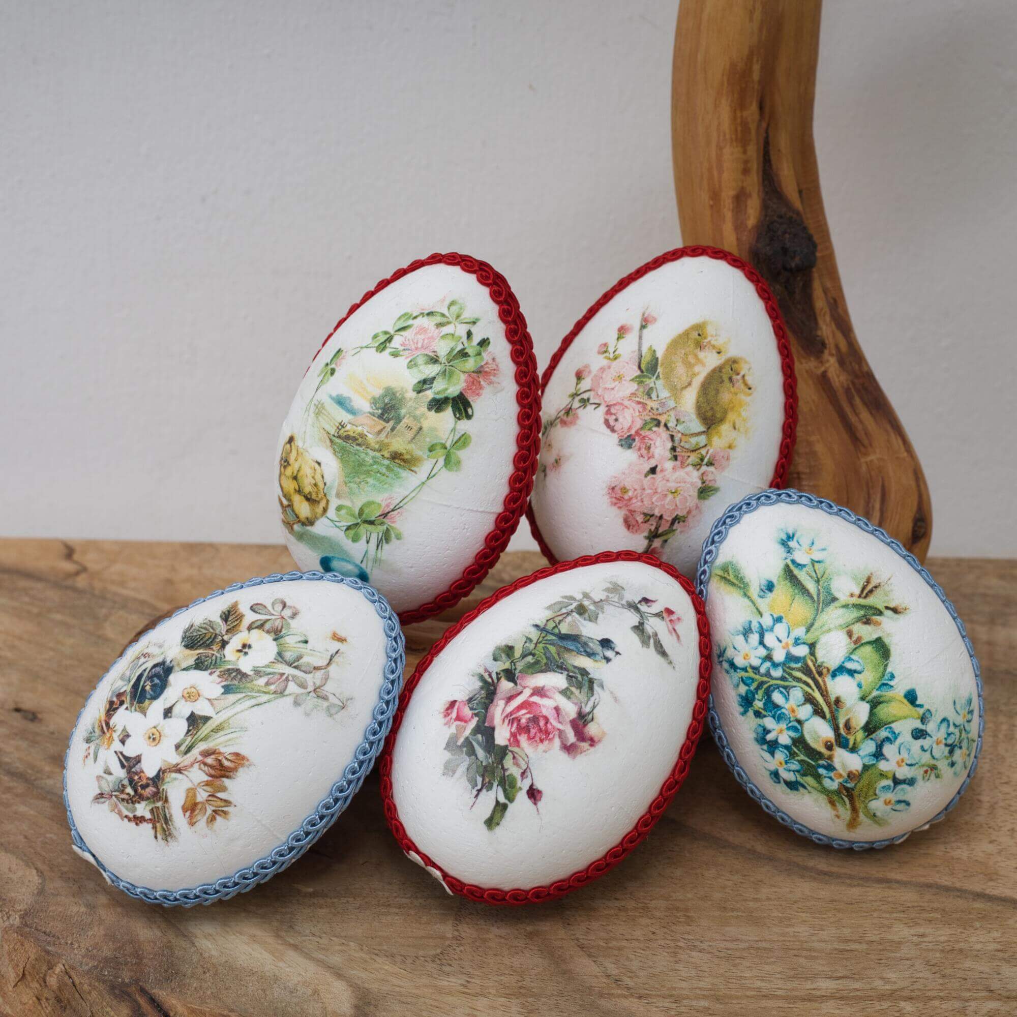 Veľkonočné vajíčka zdobené technikou decoupage. Výška vajíčka je cca 8cm. Vajíčko ma motív z oboch strán a je dozdobené stuhou.